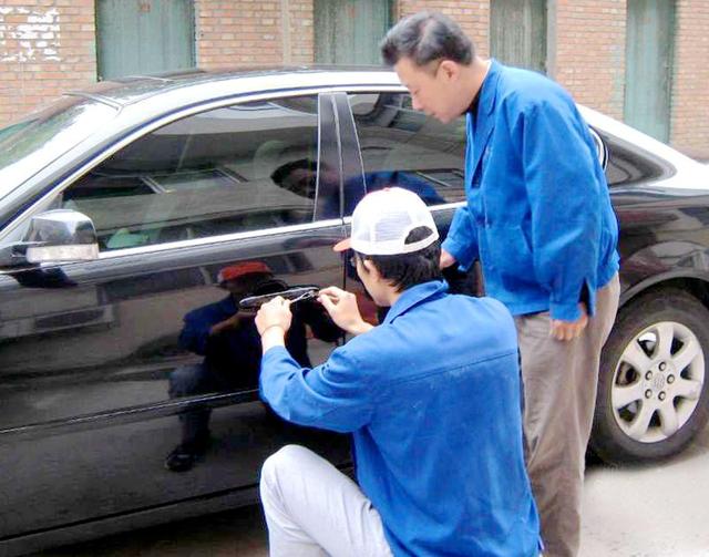 双柏汽车钥匙丢在车里面怎么办?